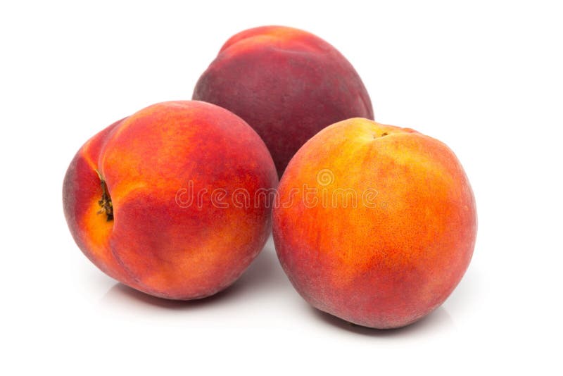 Tres sin cortar, fruta entera, madura de los melocotones foto de archivo libre de regalías Tres sin cortar, fruta entera, madura de los melocotones foto de archivo libre de regalías