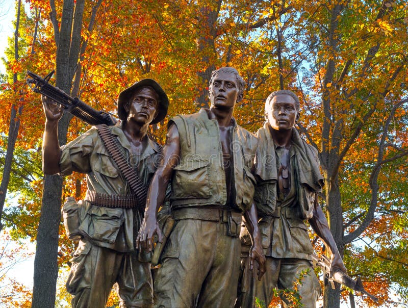Tres soldados en los veteranos de Vietnam conmemorativos