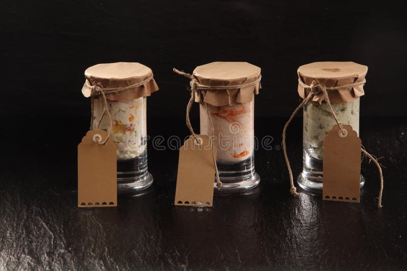 Tres tarros de cristal de inmersiones sabrosas hechas en casa imagen de archivo libre de regalías
