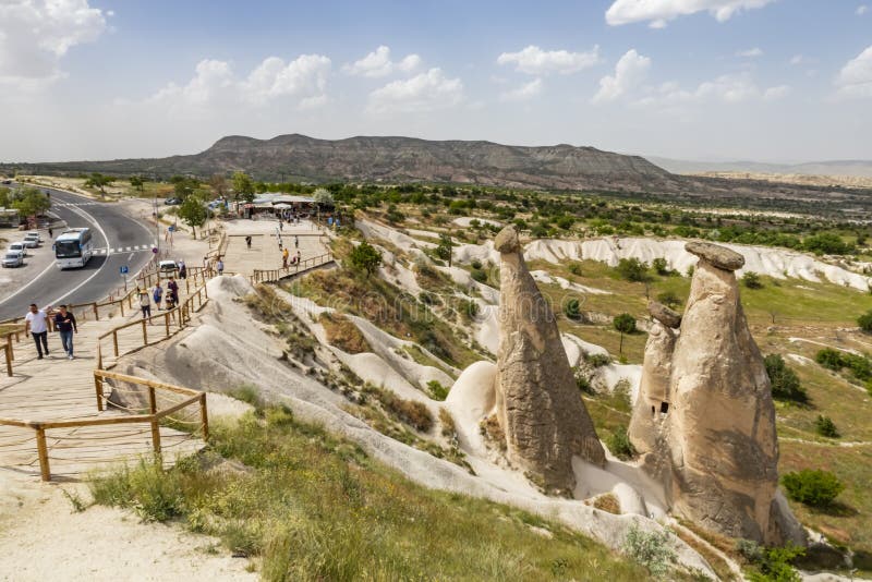 Tres Tolerancias Son Las Tres Chimeneas De Hadas Brillantes Situadas En El P Distrito De Urga De Nevsehir L Foto De Archivo Editorial Imagen De Sunset Turista