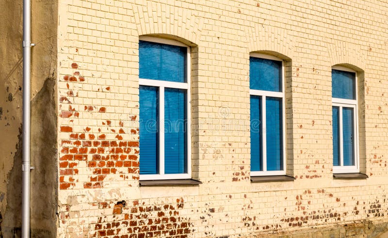 Tres ventanas azules en fila imagen de archivo Tres ventanas azules en fila imagen de archivo