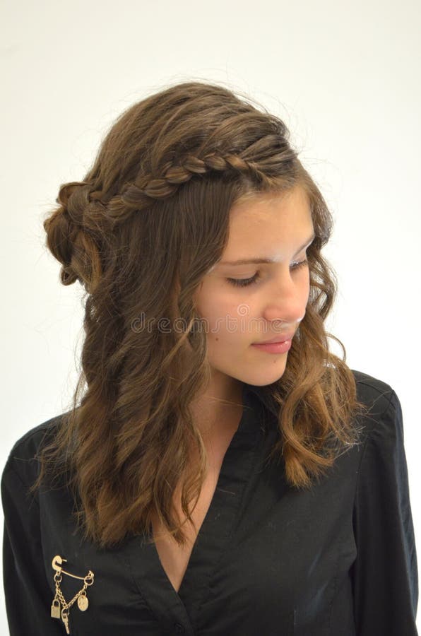 Tressage de coiffure sur la longueur moyenne images stock Tressage de coiffure sur la longueur moyenne images stock