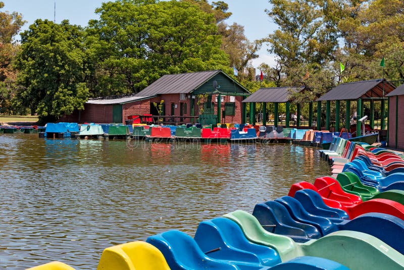 Tretboote auf einem See, Buenos Aires Argentinien lizenzfreies stockbild Tretboote auf einem See, Buenos Aires Argentinien lizenzfreies stockbild