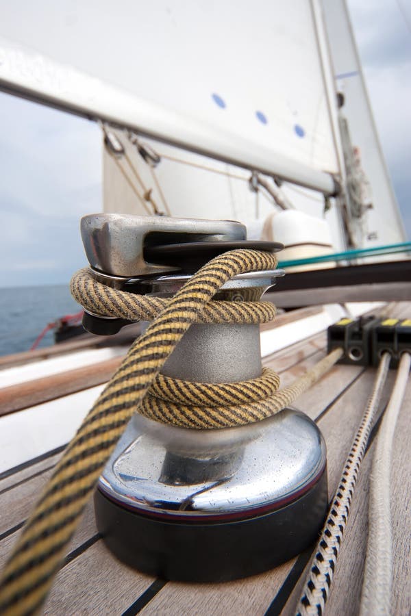 Treuil avec la corde sur le bateau à voile