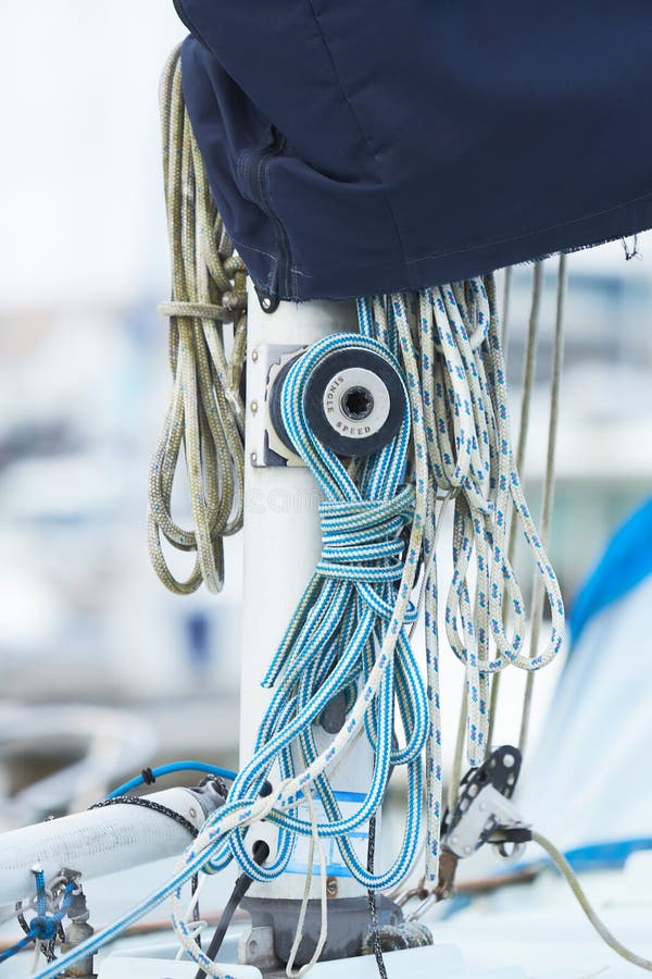 Treuil Et Cordes Nautiques Sur Un Voilier Dans Le Port Photo stock