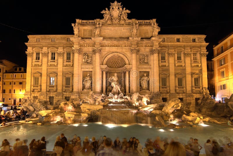 Noche escena de famoso en Roma, multitudes de turistas feliz Éste obra maestra de italiano.