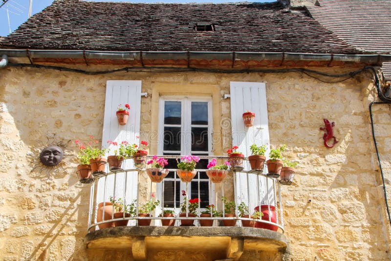 Trevlig balkong och fönster i franska aquitaine