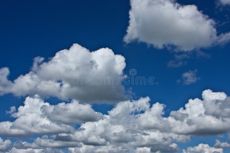 Trevlig blå himmel med molnbildande royaltyfria foton