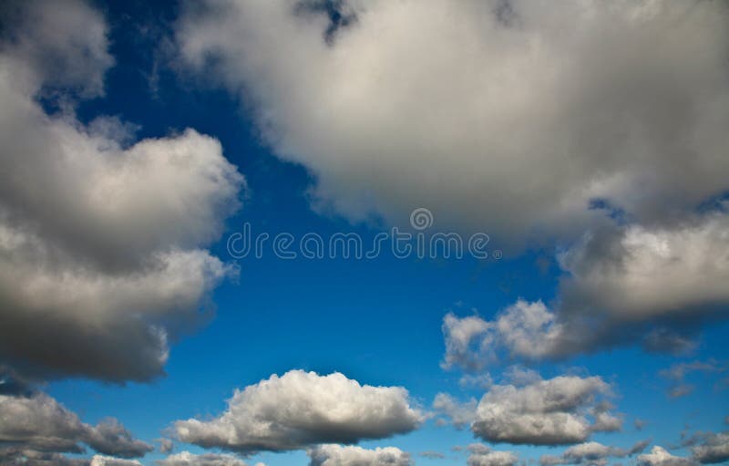 Trevlig blå himmel med molnbildande royaltyfri bild