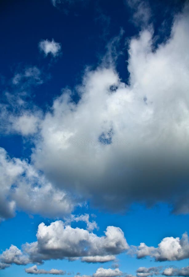 Trevlig blå himmel med molnbildande royaltyfria bilder