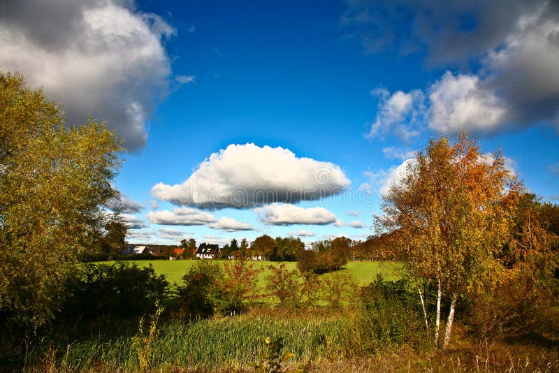 Trevlig blå himmel med molnbildande och träd royaltyfri foto