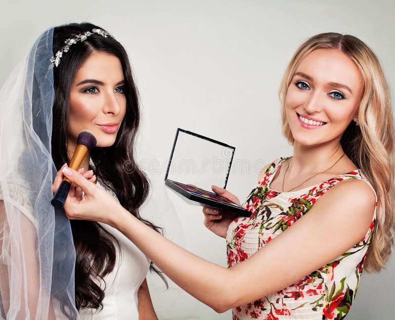 Trevlig modemodell Bride och kvinnamakeupkonstnär royaltyfri bild Trevlig modemodell Bride och kvinnamakeupkonstnär royaltyfri bild
