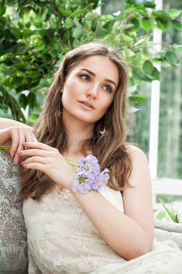 Trevlig modemodell Woman på tappningsoffan royaltyfri fotografi Trevlig modemodell Woman på tappningsoffan royaltyfri fotografi