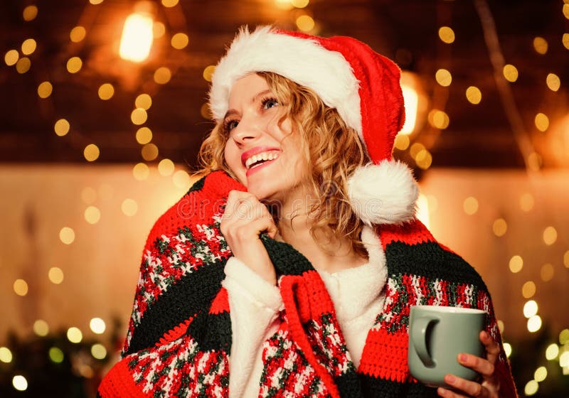 Trevlig morgon. xmas-stämning. kvinnlig kakao. tjej Tomhat-mjölkkopp. lyckligt nytt år. christmas. glad royaltyfria foton
