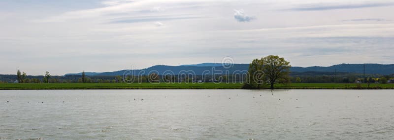 Trevlig panoramasikt till dammet med kullen Klet, tjeckiskt landskap arkivbild Trevlig panoramasikt till dammet med kullen Klet, tjeckiskt landskap arkivbild