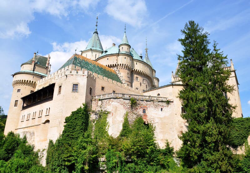 Trevlig slott Bojnice, Slovakien, Europa royaltyfri fotografi Trevlig slott Bojnice, Slovakien, Europa royaltyfri fotografi