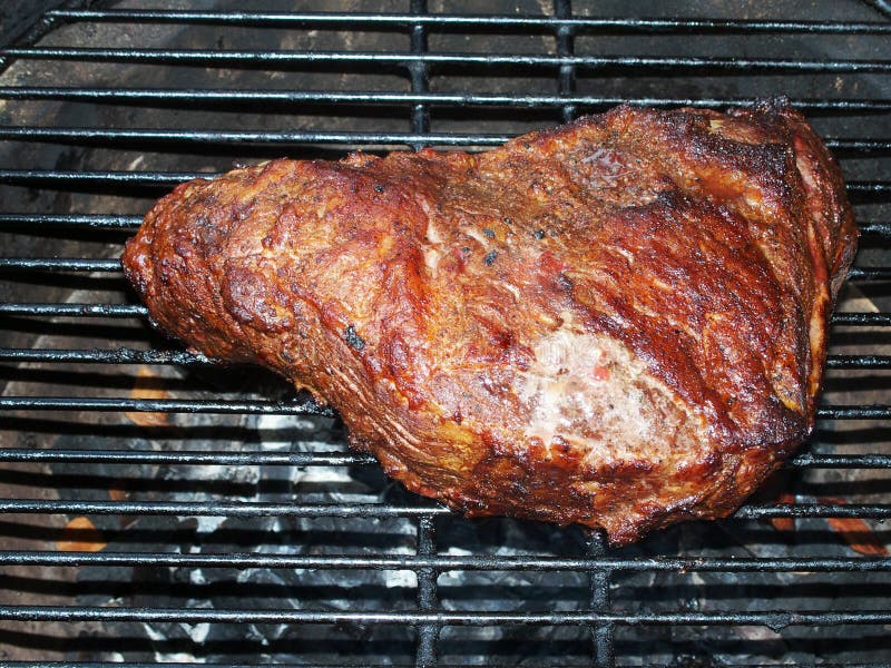 Tri carne asada de carne de vaca de la extremidad en parrilla de la barbacoa fotos de archivo libres de regalías Tri carne asada de carne de vaca de la extremidad en parrilla de la barbacoa fotos de archivo libres de regalías