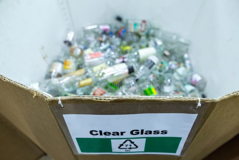 Tri des recyclables Les bouteilles en verre transparent triées sont placées dans un contenant avec le marquage approprié images libres de droits Tri des recyclables Les bouteilles en verre transparent triées sont placées dans un contenant avec le marquage approprié images libres de droits