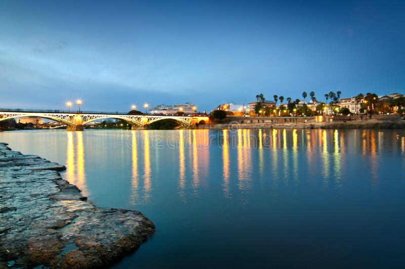 Triana-Brücke im Abendlicht, Sevilla Spain lizenzfreie stockfotos Triana-Brücke im Abendlicht, Sevilla Spain lizenzfreie stockfotos