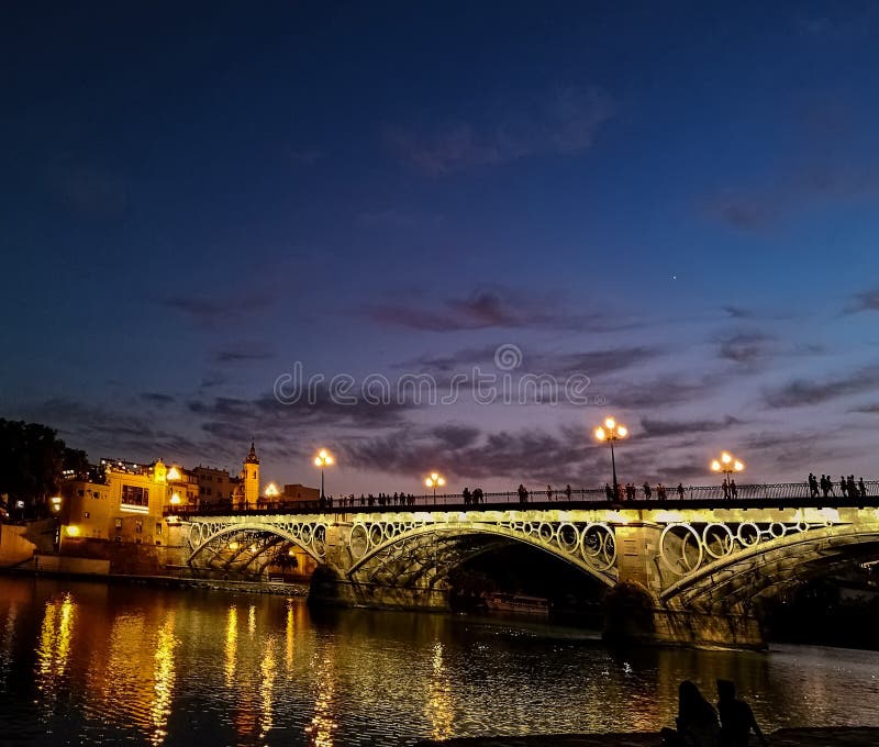 Triana mostu most Isabel II nad rzecznym Guadalquivir, Sevilla, Andalucia, Hiszpania zdjęcie stock Triana mostu most Isabel II nad rzecznym Guadalquivir, Sevilla, Andalucia, Hiszpania zdjęcie stock