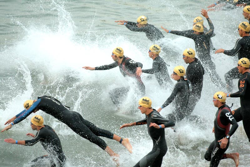 Triathles auf Anfang von Triathlon stockfoto Triathles auf Anfang von Triathlon stockfoto