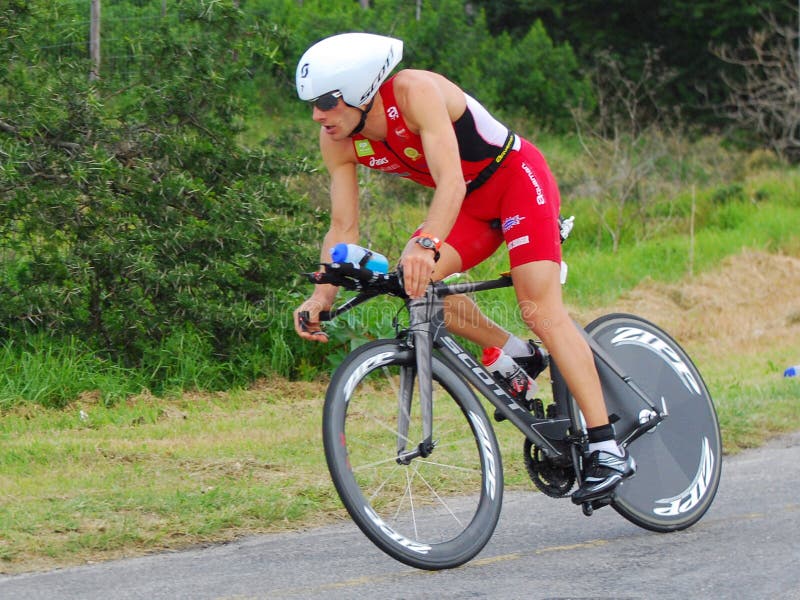 Triathlete professionnel de recyclage photo stock Triathlete professionnel de recyclage photo stock