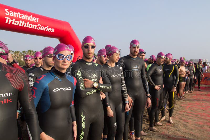 Triathletes attendant pour commencer photographie stock Triathletes attendant pour commencer photographie stock