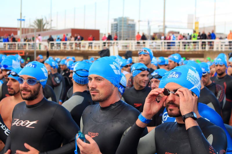 Triathletes que espera el comienzo de la raza de la natación durante el evento de Barcelona Garmin Triathlon fotos de archivo libres de regalías Triathletes que espera el comienzo de la raza de la natación durante el evento de Barcelona Garmin Triathlon fotos de archivo libres de regalías