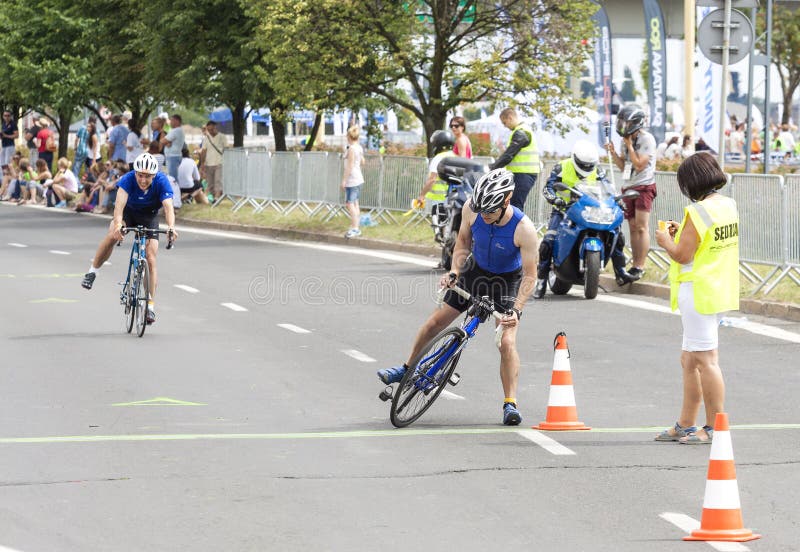 Triathletes достигая зону переходной структуры во время первой гонки Szczecin триатлона стоковые изображения rf Triathletes достигая зону переходной структуры во время первой гонки Szczecin триатлона стоковые изображения rf