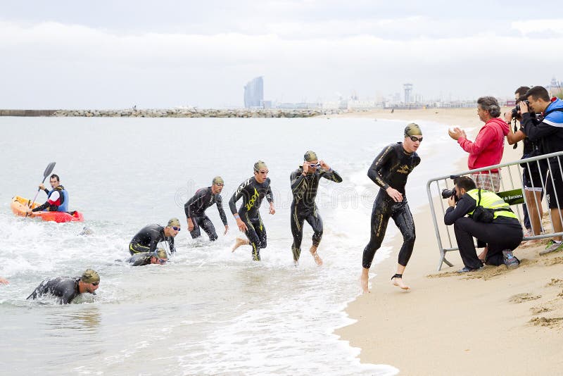 Triathlon Barcelona - Schwimmen Redaktionelles Stockbild ...