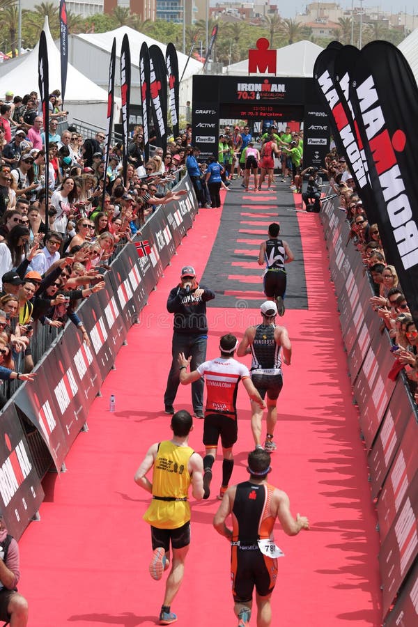 Triathlon triathletes bawją się zdrowego ćwiczenia działającą metę zdjęcie stock Triathlon triathletes bawją się zdrowego ćwiczenia działającą metę zdjęcie stock