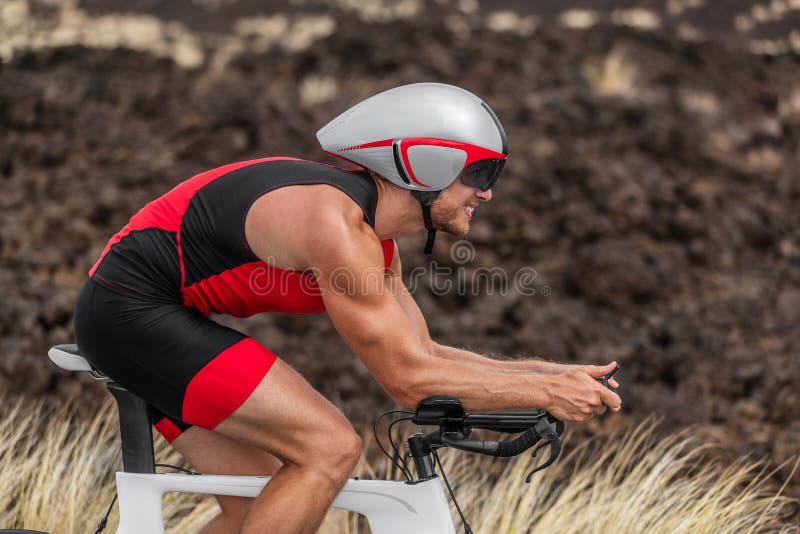 Triatlón Tiempo Prueba Ciclismo Triatleta Hombre Con Casco De Ciclismo Aero  Con Visera Ciclismo En Carrera De Competición Imagen de archivo - Imagen de  deporte, bici: 193989239