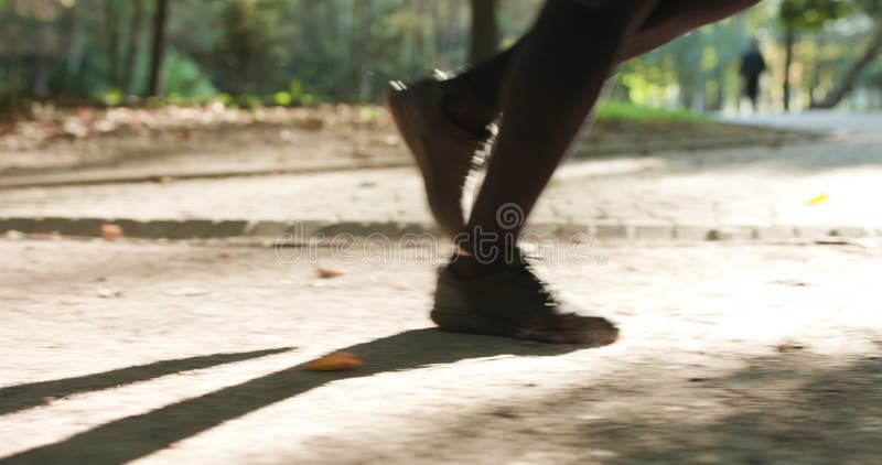 Triatleet rennen en marathonwerkout. runner man past atletse poten op pad klaar voor gebruik