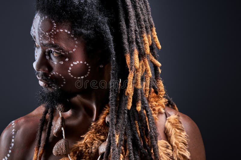 Tribal reflexivo con rastas mirando al lado fotos de archivo