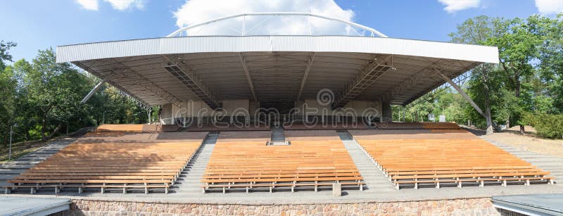 Tribuna de la arena del teatro de aire abierto del verano que no asienta a nadie fotografía de archivo libre de regalías Tribuna de la arena del teatro de aire abierto del verano que no asienta a nadie fotografía de archivo libre de regalías
