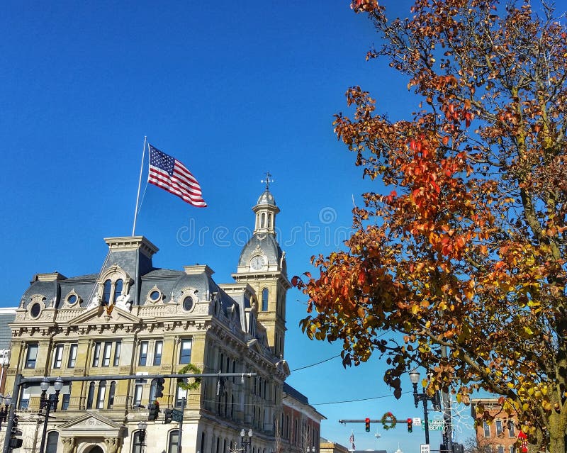 El Palacio de Justicia de Wooster en otoño foto de archivo