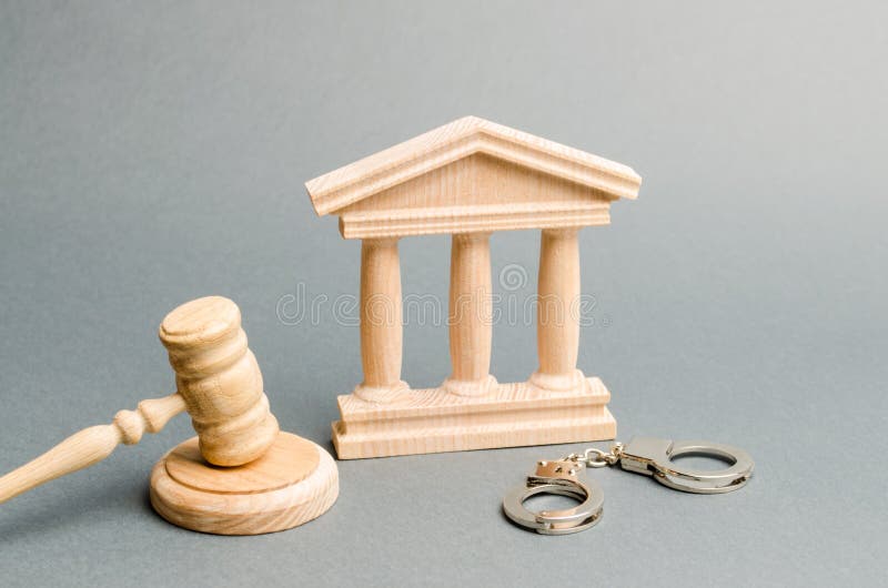Tribunal y esposas El concepto de la corte Veredictos en causas penales justicia El sistema judicial Poder legal fotografía de archivo Tribunal y esposas El concepto de la corte Veredictos en causas penales justicia El sistema judicial Poder legal fotografía de archivo