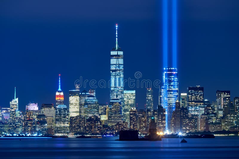 Tributo en luz con skycrapers del distrito financiero en la noche Lower Manhattan, New York City foto de archivo libre de regalías Tributo en luz con skycrapers del distrito financiero en la noche Lower Manhattan, New York City foto de archivo libre de regalías