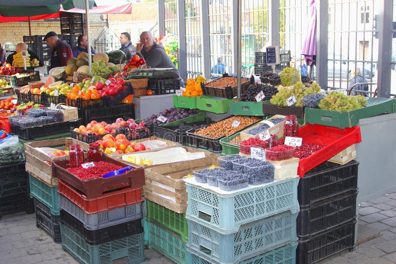 Tribüne von Früchten, von Beeren und von Gemüse in der alten Stadt von Vilnius, Litauen stockbild Tribüne von Früchten, von Beeren und von Gemüse in der alten Stadt von Vilnius, Litauen stockbild