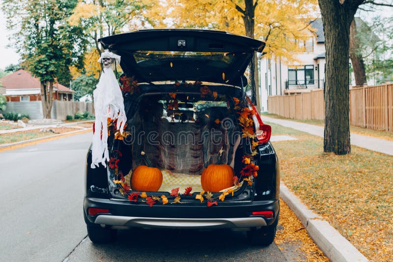 Trick oder Stamm Schwarzer Autokofferraum dekoriert für Halloween Kürbisen Herbstfalldekor mit roten und gelben Blades für tradit