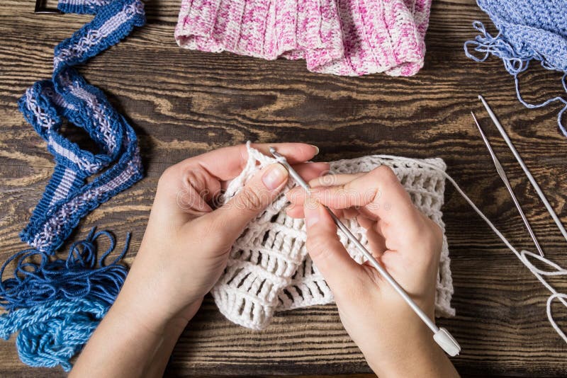 Photo libre de droit de Mains De Femme Tricot Crochet Choses De