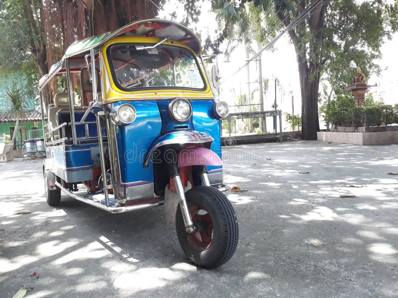 Tricycle bleu de taxi, 2 sièges image stock Tricycle bleu de taxi, 2 sièges image stock