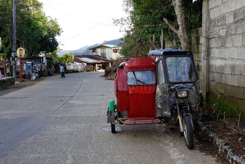 Tricycle sur la rue dans Ifugao, Philippines images libres de droits Tricycle sur la rue dans Ifugao, Philippines images libres de droits