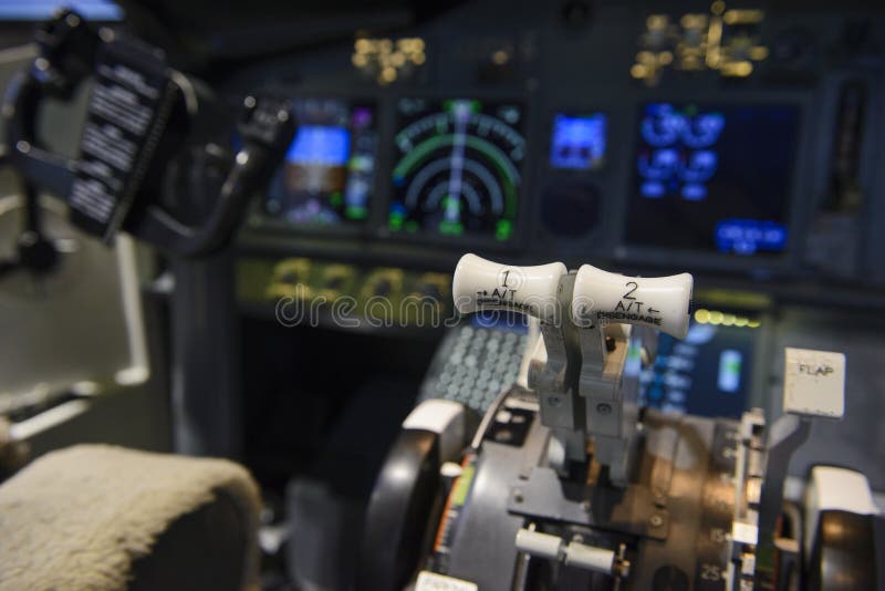 Triebwerkbedienanlage im Cockpit eines Passagierflugzeugs lizenzfreies stockbild Triebwerkbedienanlage im Cockpit eines Passagierflugzeugs lizenzfreies stockbild