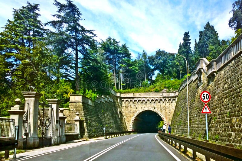 Trieste, Italie - le strada Costiera et Miramar se retranchent le parc photographie stock libre de droits Trieste, Italie - le strada Costiera et Miramar se retranchent le parc photographie stock libre de droits