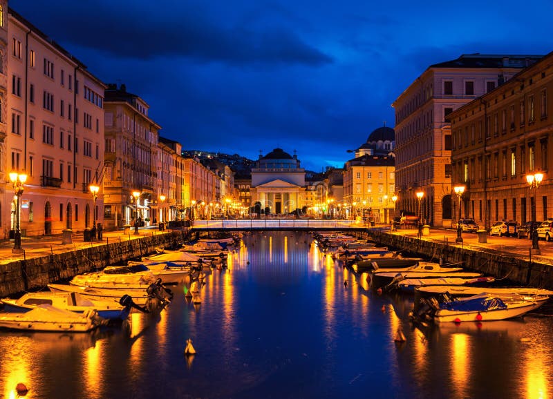 Trieste, Itália Canale grandioso na noite imagem de stock Trieste, Itália Canale grandioso na noite imagem de stock