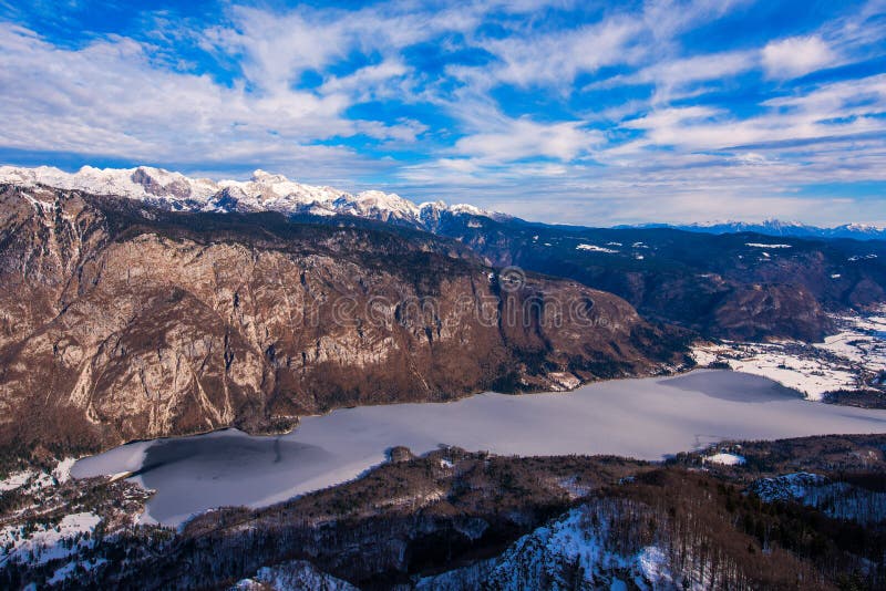 Triglav góra nad Bohinj jeziorna dolina w zima czasie fotografia royalty free