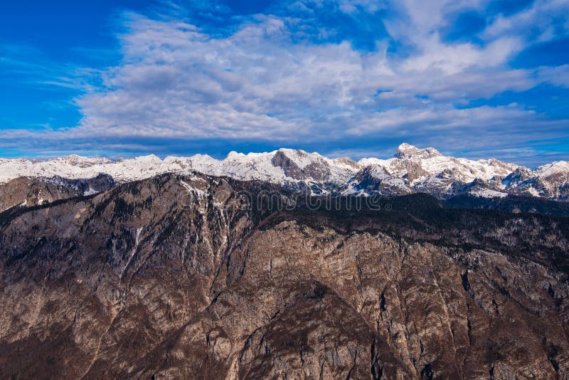 Triglav góra nad Bohinj jeziorna dolina w zima czasie zdjęcie stock