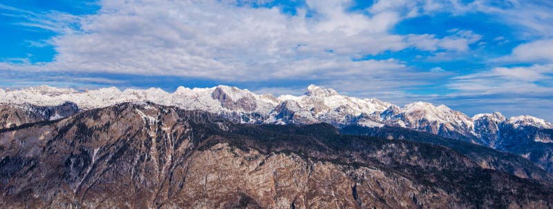 Triglav góra nad Bohinj jeziorna dolina w zima czasie zdjęcie royalty free