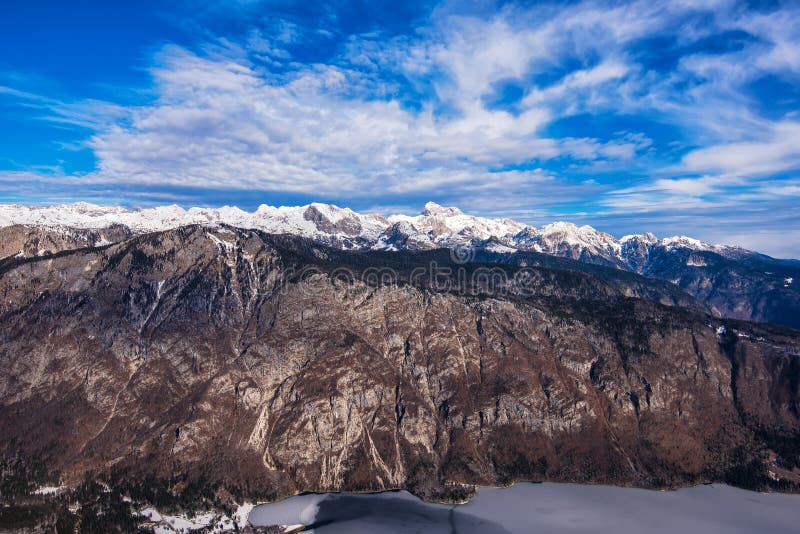 Triglav góra nad Bohinj jeziorna dolina w zima czasie obraz royalty free
